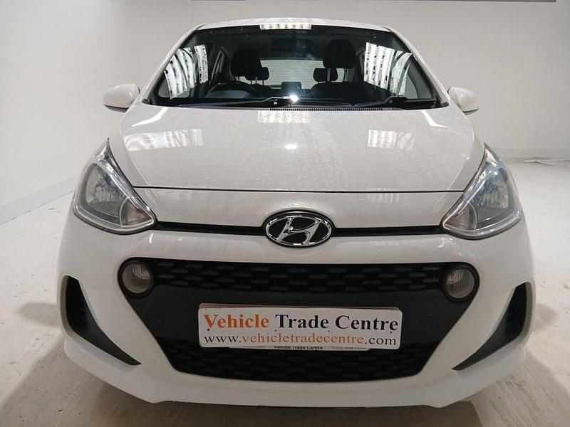 Used Hyundai i10 SE 67 HP (49 kW) 2018 White Hatchback