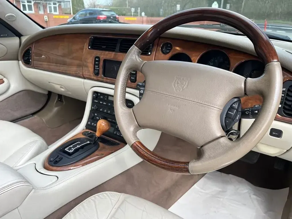 Używany Jaguar XKR Supercharged 370 KM (272 kW) 2000 Różowy Coupe