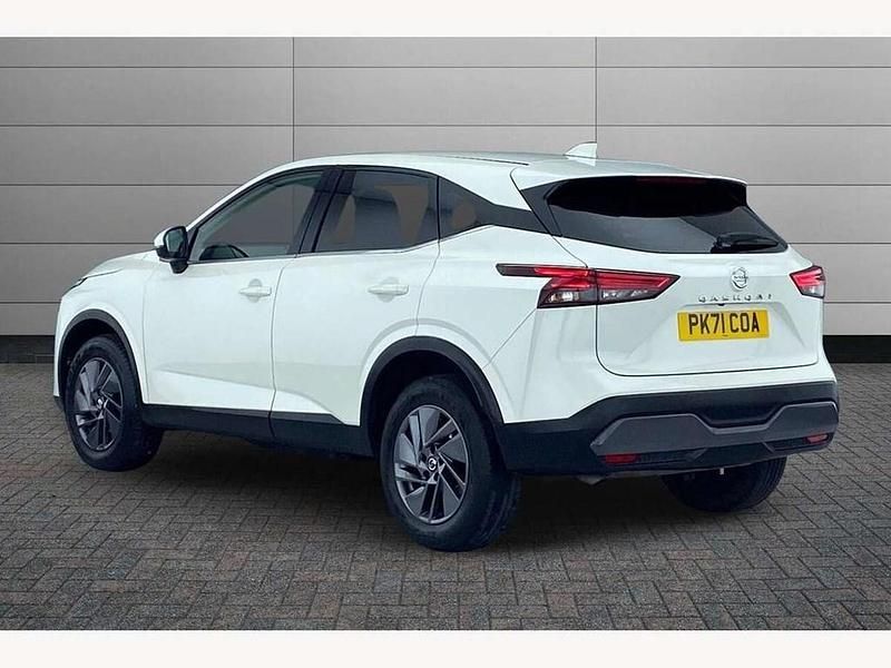 Used Nissan Qashqai Acenta Premium 140 HP (102 kW) 2021 Arctic white SUV