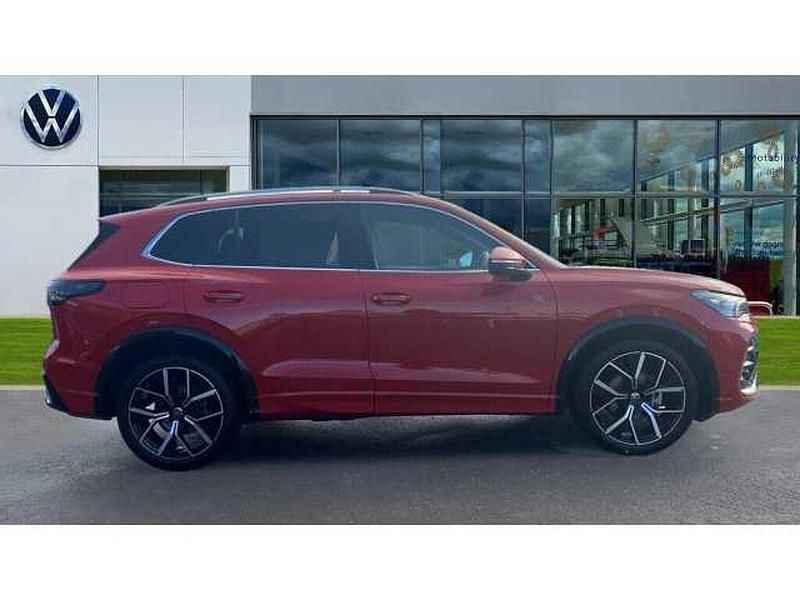 Used VW Tiguan R-line 150 HP (110 kW) 2025 Persimmon red metallic SUV