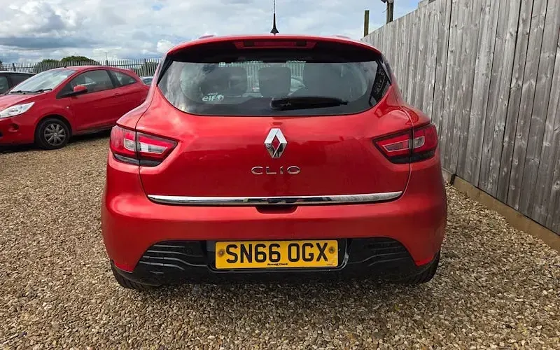Used Renault Clio Dynamique 73 HP (53 kW) 2016 Red Hatchback
