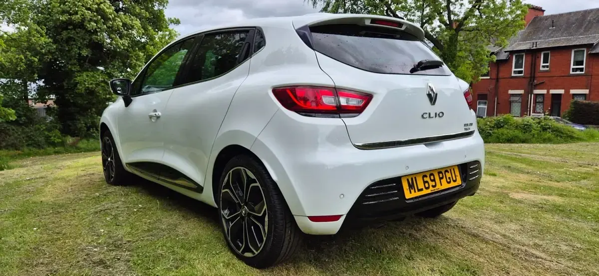 Used Renault Clio IV Iconic 90 HP (66 kW) 2019 White Hatchback