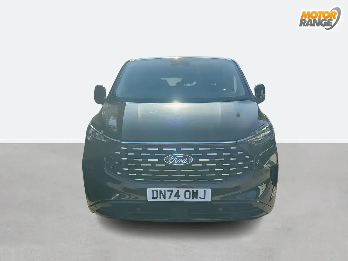 Używany Ford Tourneo Titanium 136 KM (100 kW) 2024 Czarny Minivan
