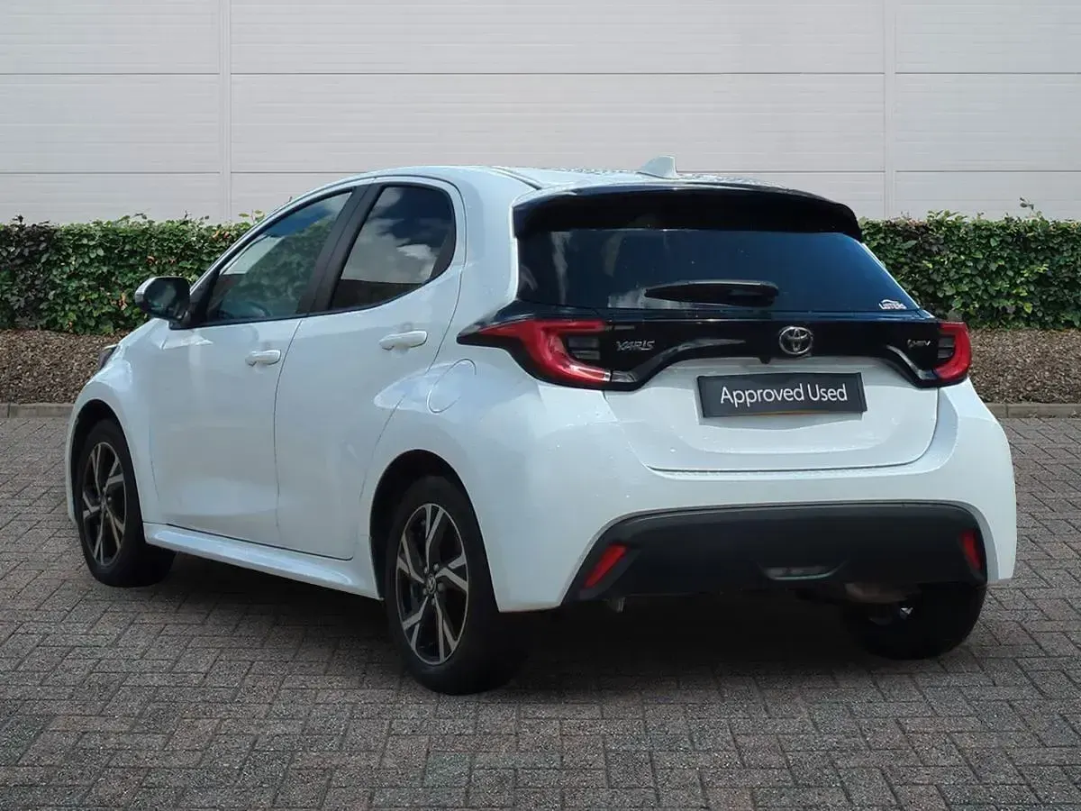 Used Toyota Yaris Design 116 HP (85 kW) 2024 White Hatchback