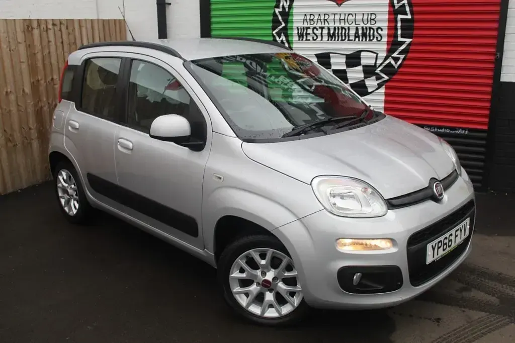 Usado Fiat Panda Lounge 85 HP (62 kW) 2016 Cinzento Citadino