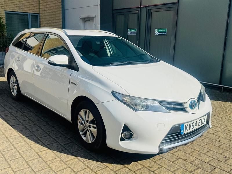 White Used 2014 Toyota Auris Hybrid Estate | £3,295 - Image 1/4