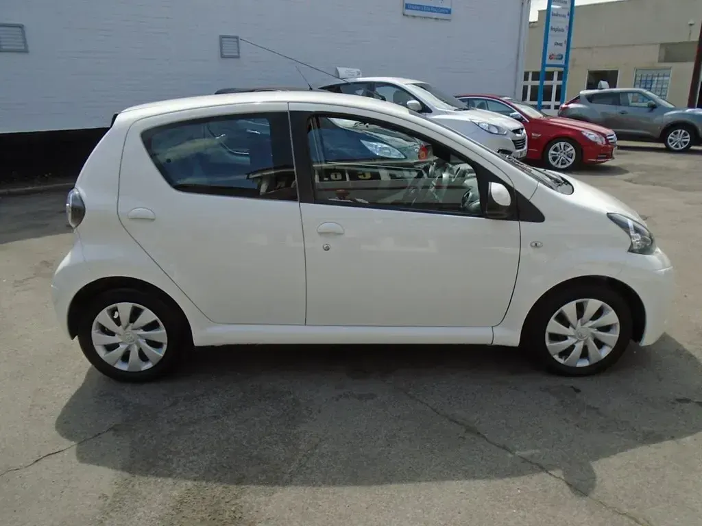 Used Toyota Aygo 68 HP (50 kW) 2014 White Hatchback