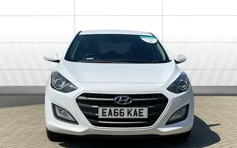 Used Hyundai i30 SE 110 HP (80 kW) 2016 White Hatchback