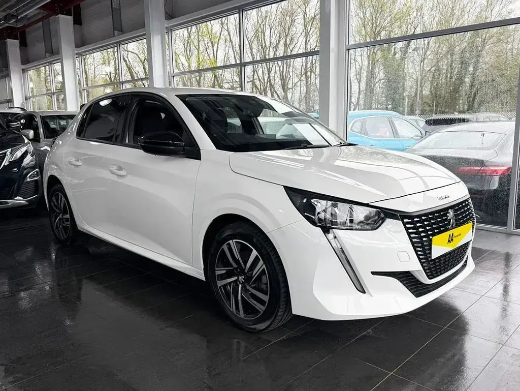 Used Peugeot 208 Allure+ 100 HP (73 kW) 2023 White Hatchback