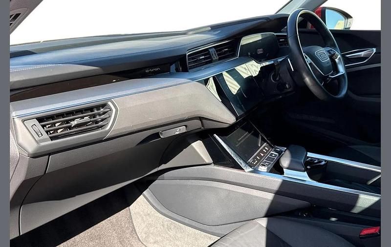 Second-hand Audi e-tron Advanced 300 kW (408 CP) 2019 Roșu SUV