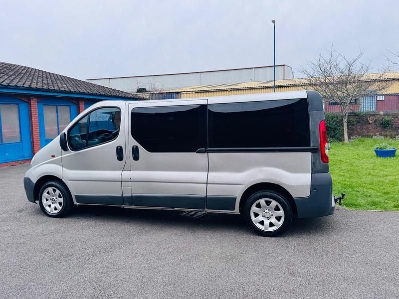 Second-hand Vauxhall Vivaro 115 CP (84 kW) 2014 Argintiu Monovolum