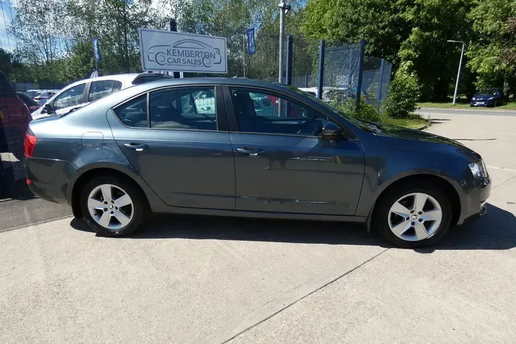 Used Skoda Octavia SE 110 HP (80 kW) 2015 Grey Estate