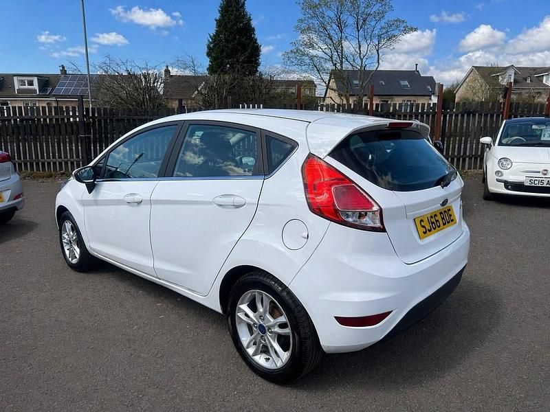 Usado Ford Fiesta Zetec 82 HP (60 kW) 2016 Branco Citadino