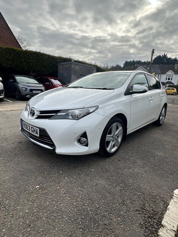 White Used 2013 Toyota Auris Hatchback | £4,695 (Fair price) - Image 1/4