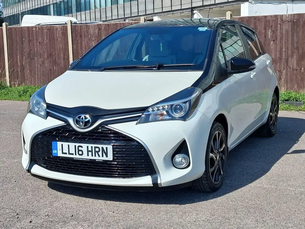 Used Toyota Yaris Design 99 HP (72 kW) 2016 White/black Hatchback