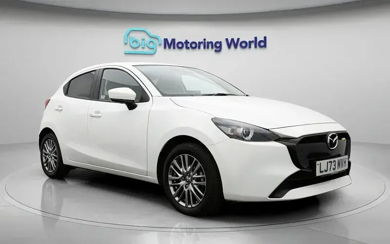 Begagnad Mazda 2 Exclusive-Line 90 HK (66 kW) 2024 Vit Halvkombi
