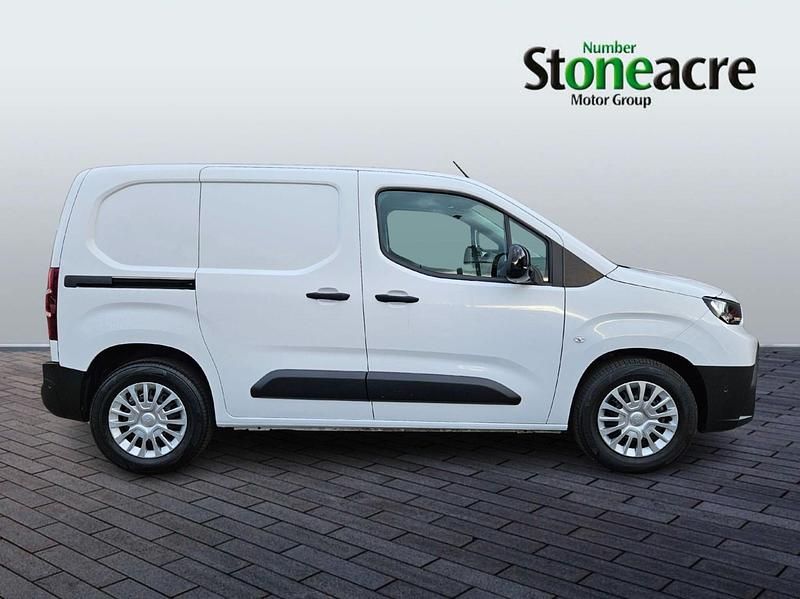 Used Toyota Proace 100 kW (136 HP) 2024 White MPV