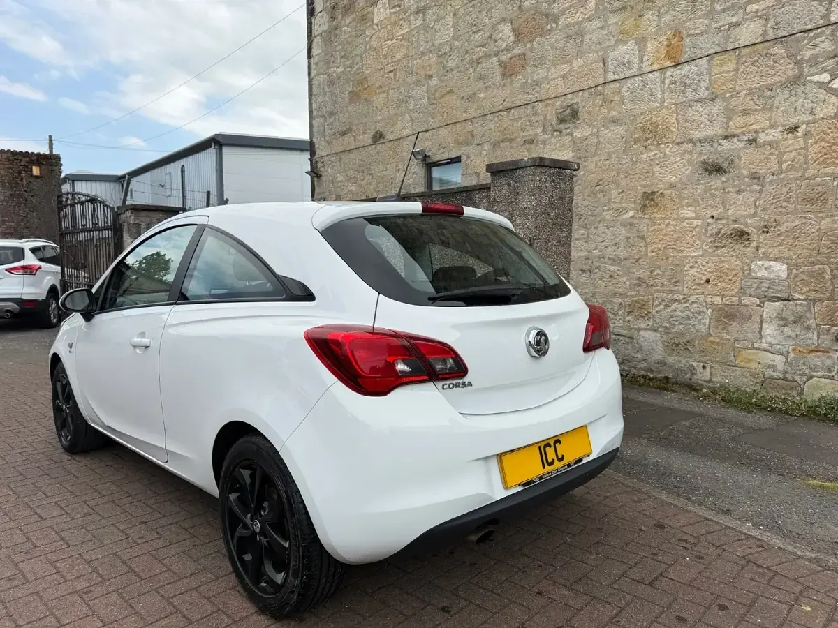 Used Vauxhall Corsa SRi 75 HP (55 kW) 2017 White Hatchback
