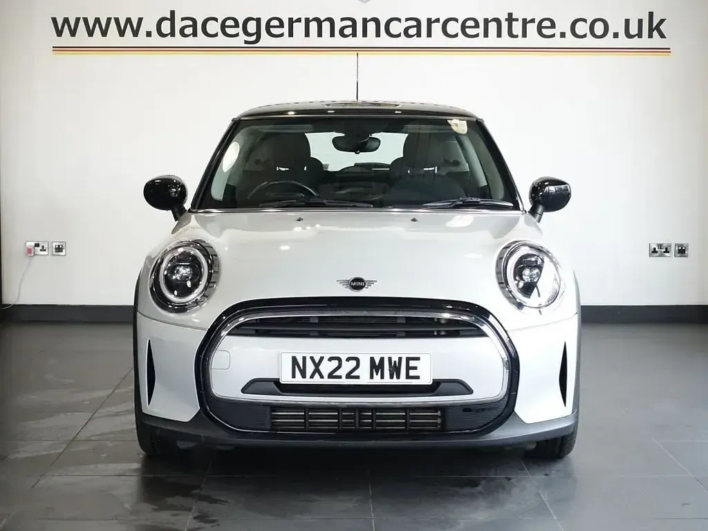 Usado Mini Cooper Classic 136 HP (100 kW) 2022 Prateado Citadino