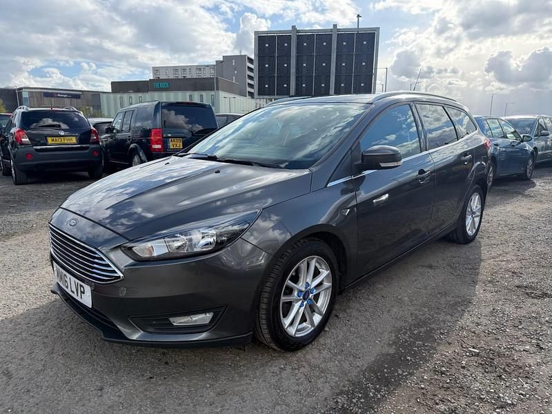 Used Ford Focus Zetec 120 HP (88 kW) 2016 Grey Estate