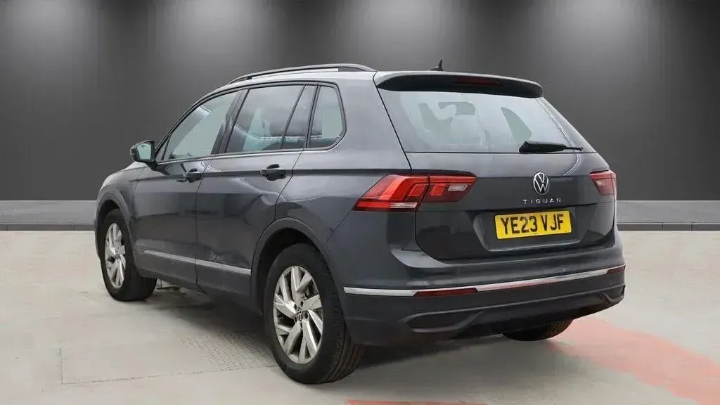 Usado VW Tiguan S 130 HP (95 kW) 2023 Cinzento SUV