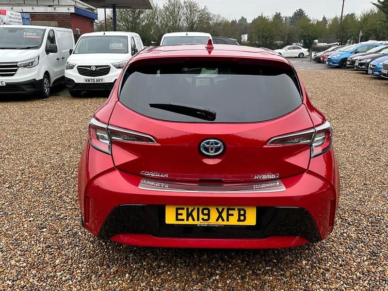 Used Toyota Corolla 122 HP (89 kW) 2019 Red Hatchback