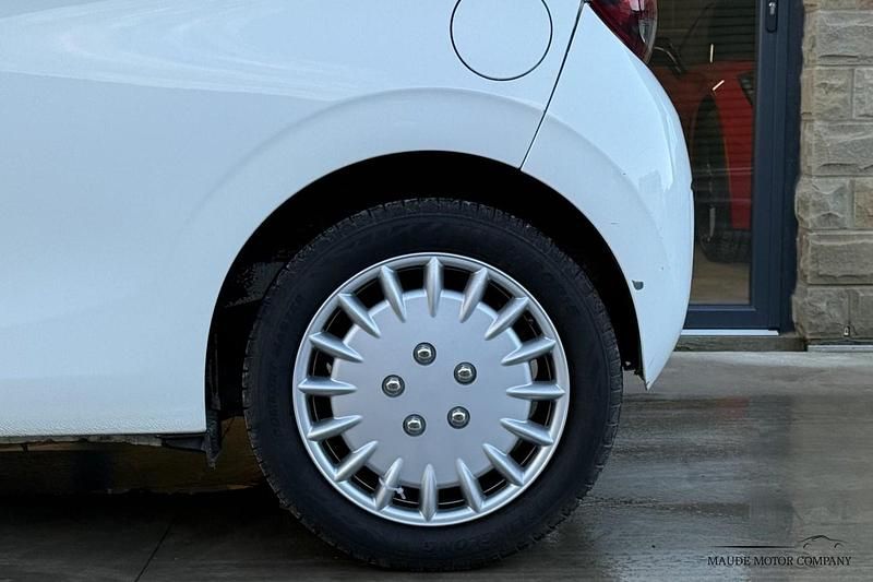 Used Peugeot 108 Active 68 HP (50 kW) 2016 White Hatchback