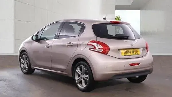 Used Peugeot 208 Allure 90 HP (66 kW) 2014 Pink Hatchback
