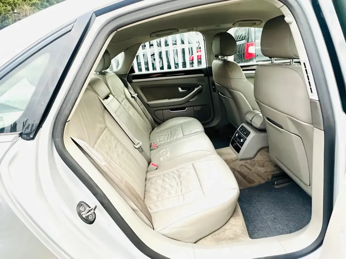 Usado Audi A8 Advanced 233 HP (171 kW) 2008 Prateado Sedan