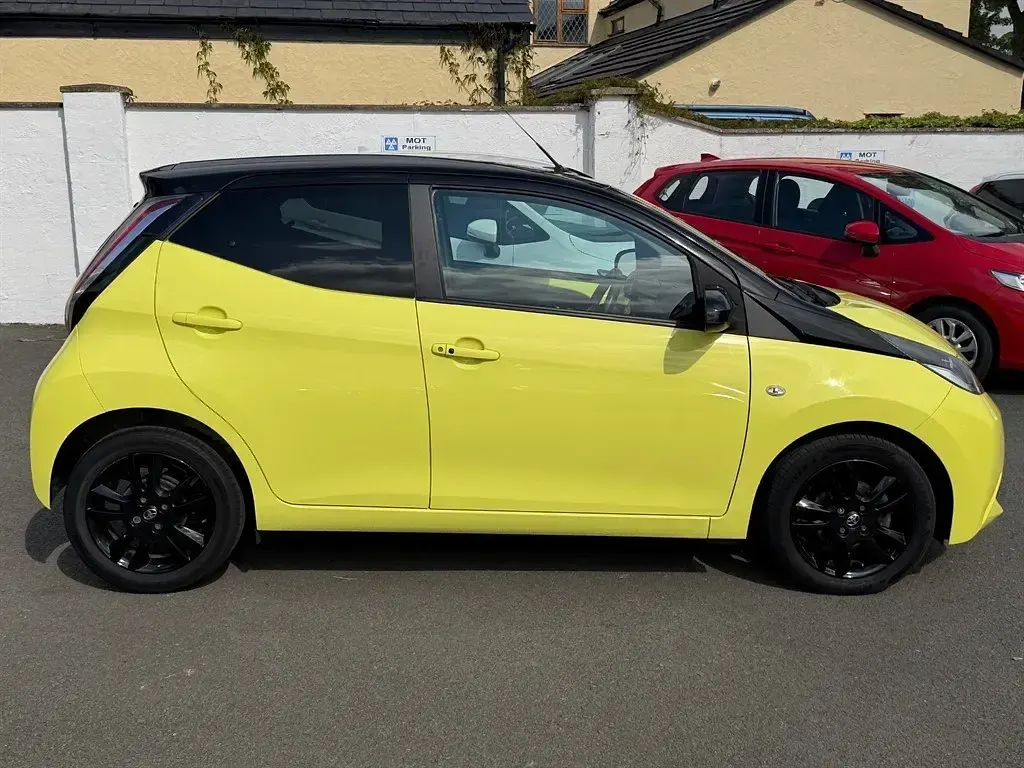 Usado Toyota Aygo X-cite 69 HP (50 kW) 2016 Amarelo Citadino