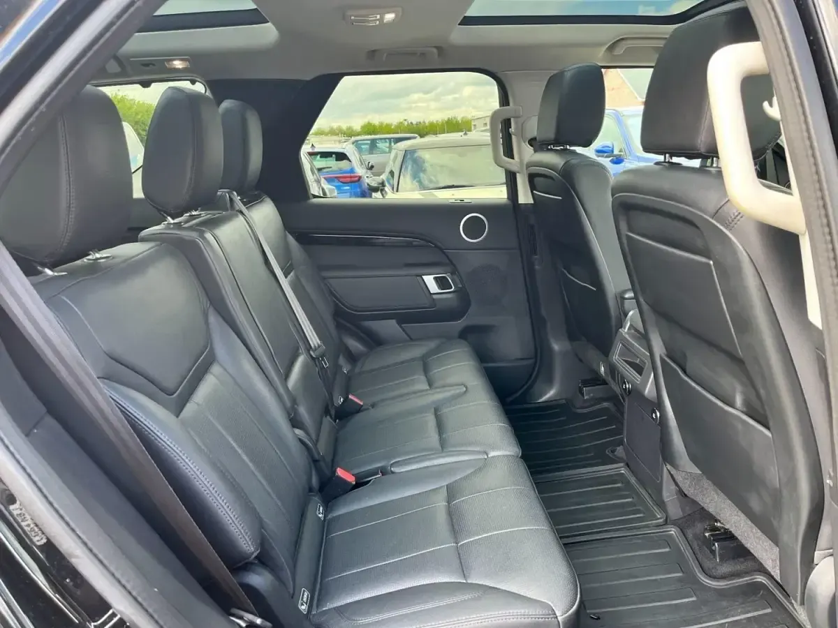 Begagnad Land Rover Discovery 5 S 2019 Svart SUV
