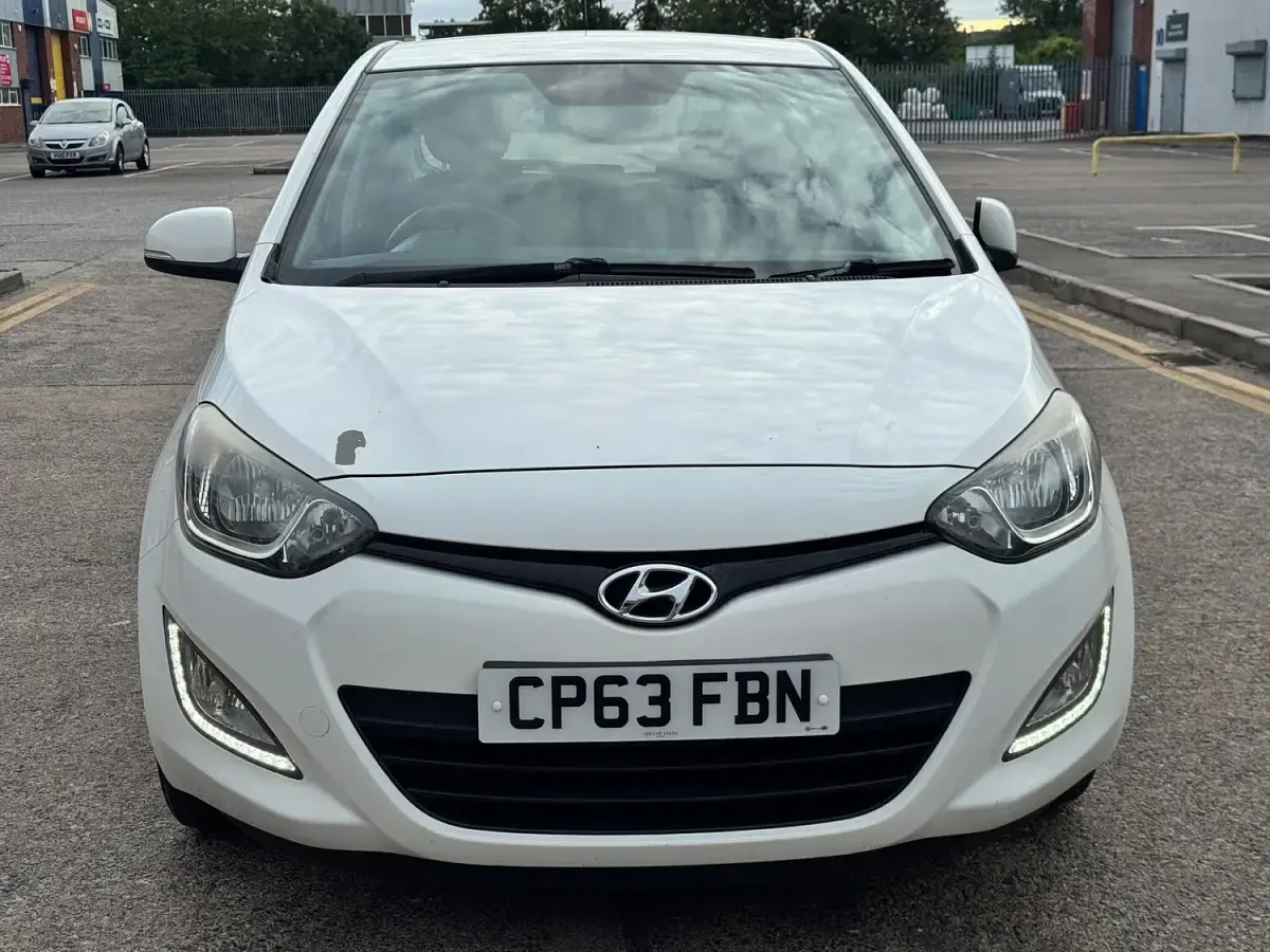 Used Hyundai i20 Style 86 HP (63 kW) 2013 White Hatchback