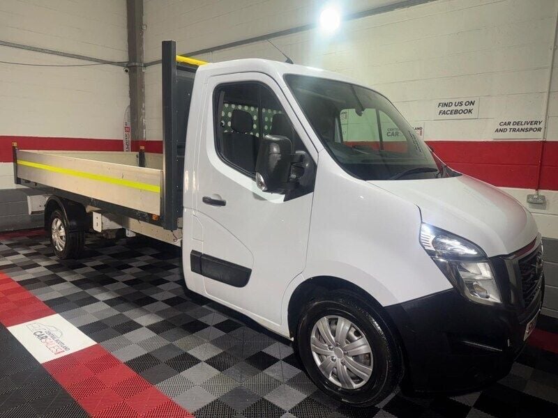 White Used 2021 Nissan NV400 Tekna Van | £10,000 (Good price) - Image 1/4