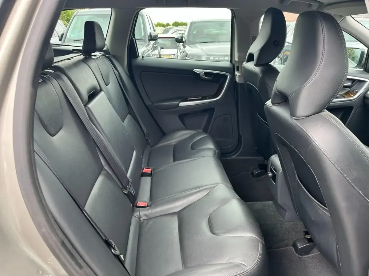 Begagnad Volvo XC60 SE Lux 215 HK (158 kW) 2013 Guld SUV
