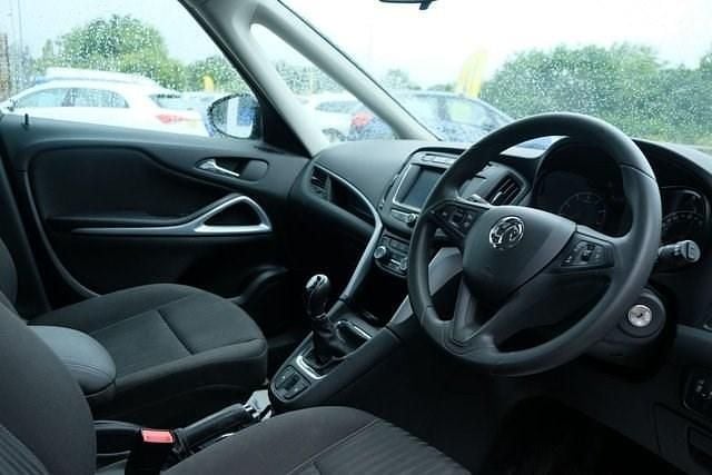 Used Vauxhall Zafira Tourer Design Edition 138 HP (101 kW) 2017 White MPV