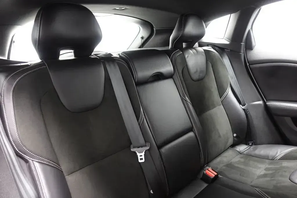 Used Volvo V40 R-Design 152 HP (111 kW) 2016 White Hatchback