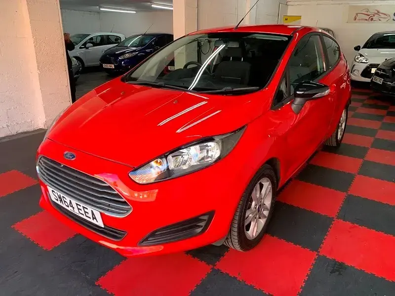 Usado Ford Fiesta Style 82 CV (60 kW) 2014 Rojo Utilitario