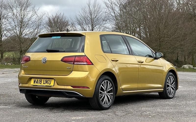 Used VW Golf VII SE 125 HP (91 kW) 2018 Yellow Hatchback