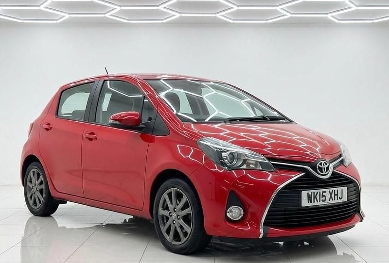 Used Toyota Yaris 90 HP (66 kW) 2015 Red Hatchback