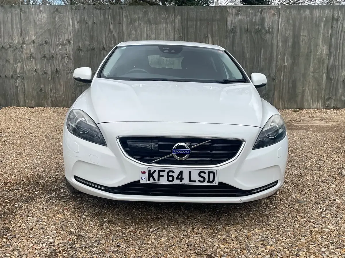 Used Volvo V40 2014 White Hatchback