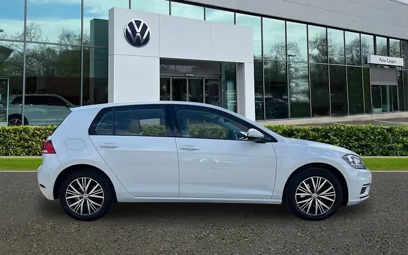 Used VW Golf VII SE 125 HP (91 kW) 2018 White Hatchback