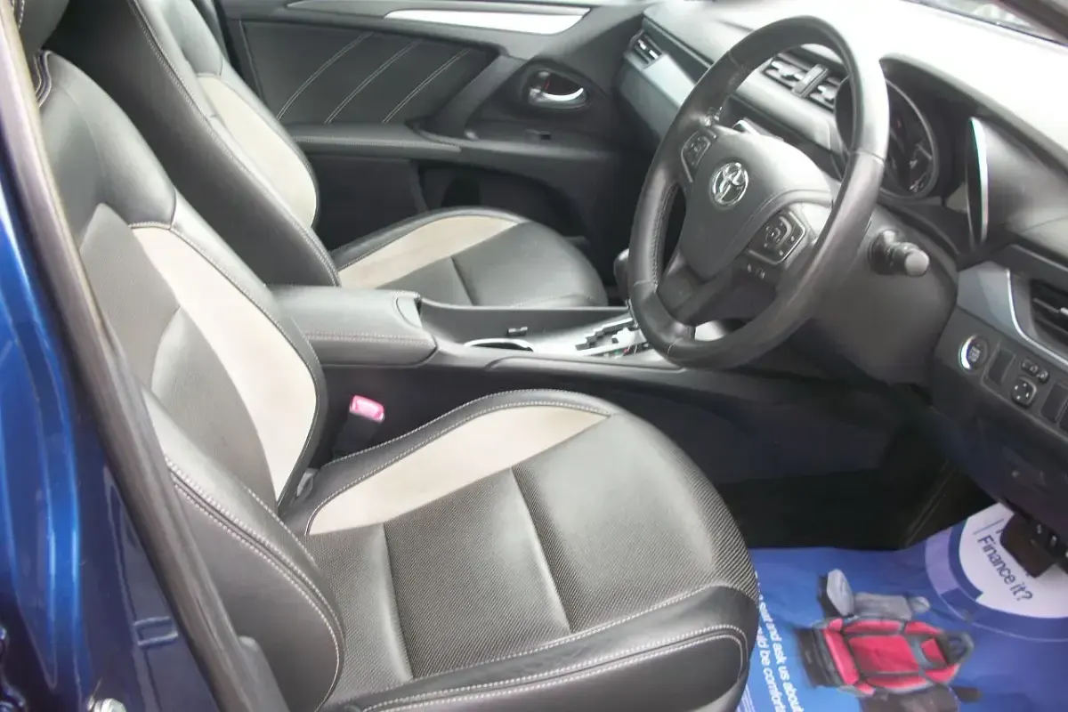 Used Toyota Avensis Business Edition 147 HP (108 kW) 2016 Blue Sedan