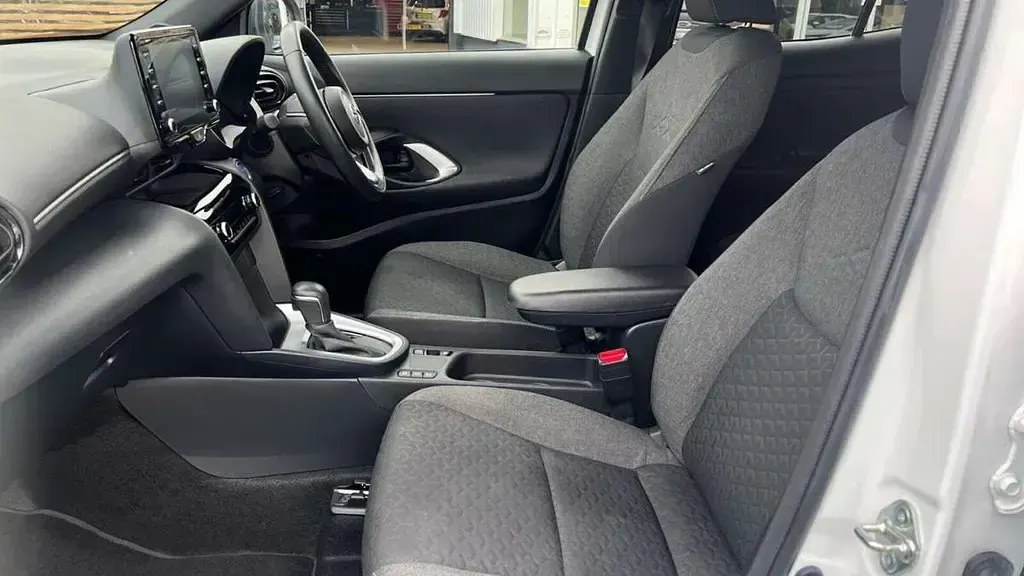 Used Toyota Yaris Cross Design 113 HP (83 kW) 2023 White SUV