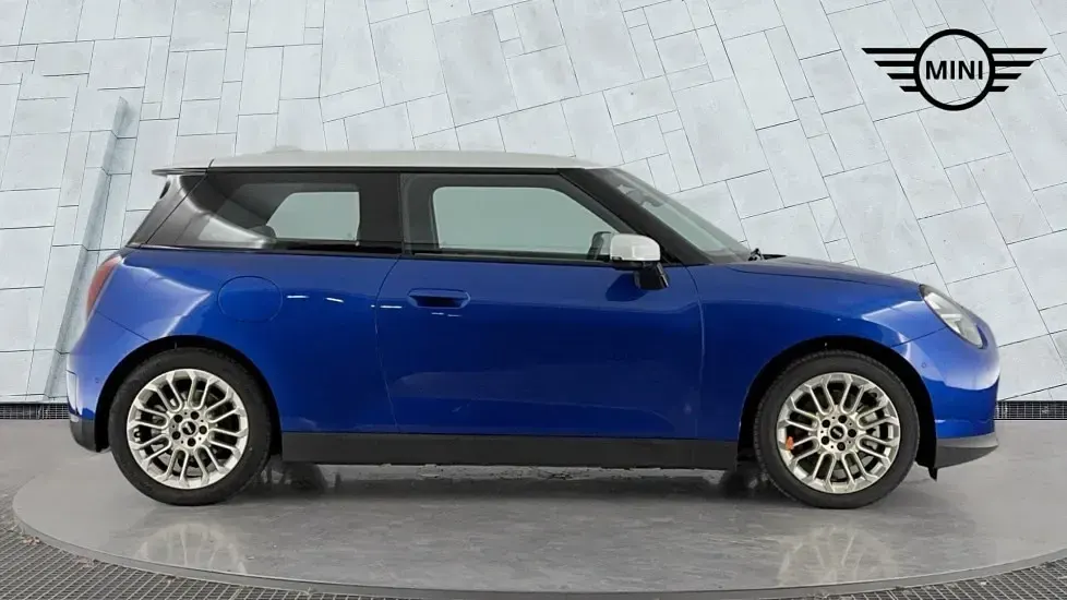 Used Mini Cooper Hatch 133 kW (181 HP) 2024 Blue Hatchback