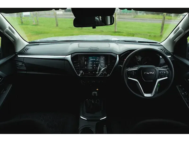 New Isuzu D-Max 163 HP (119 kW) 2025 Silver Pickup