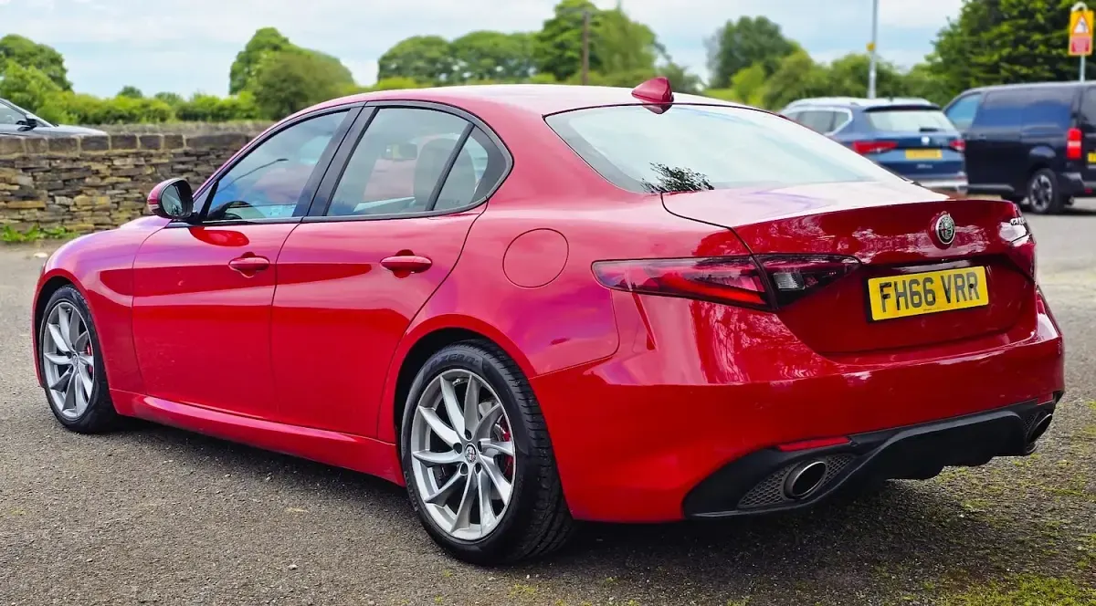Used Alfa Romeo Giulia Edizione Speciale 180 HP (132 kW) 2017 Red Sedan