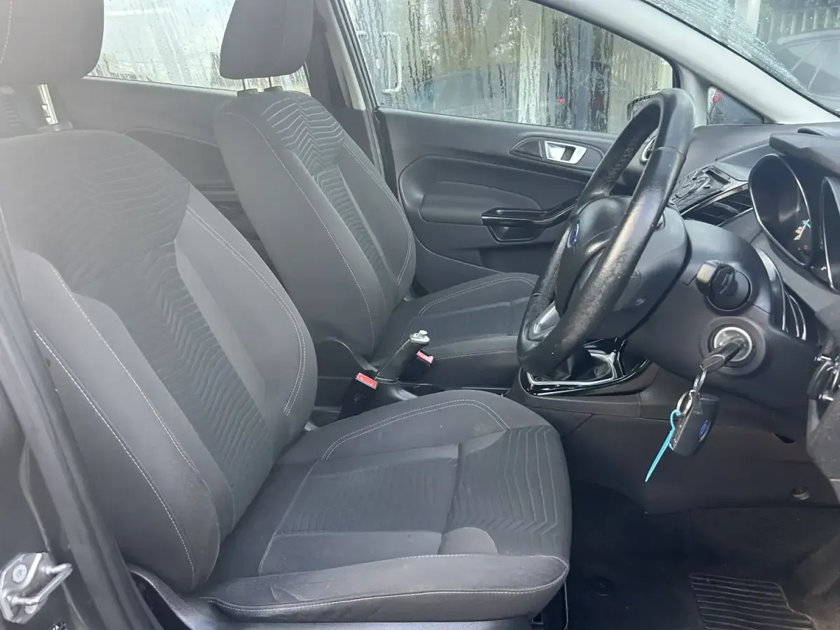 Usado Ford Fiesta Zetec 2016 Cinzento Citadino