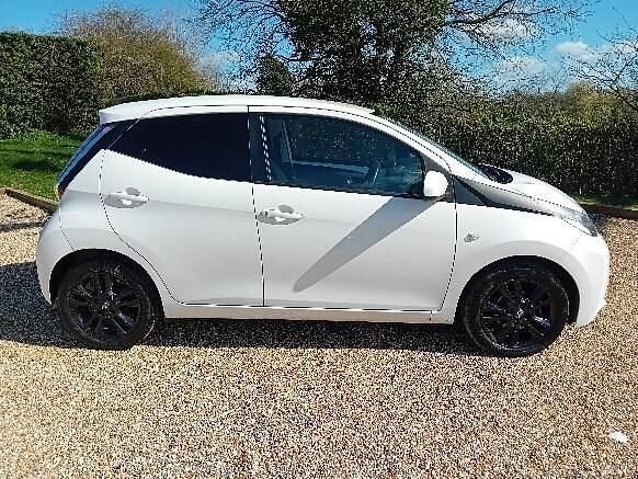 Begagnad Toyota Aygo X-play 69 HK (50 kW) 2017 Vit Halvkombi