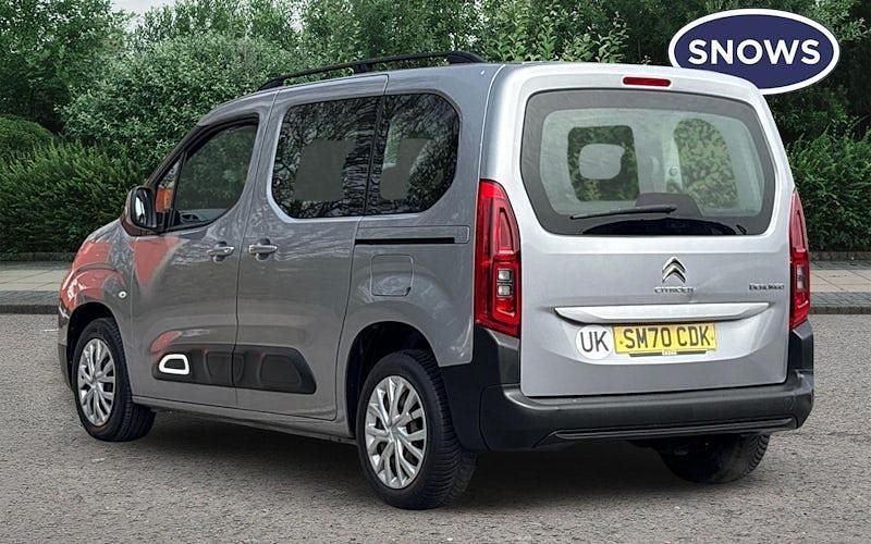 Begagnad Citroën Berlingo Feel 131 HK (96 kW) 2023 Minibuss