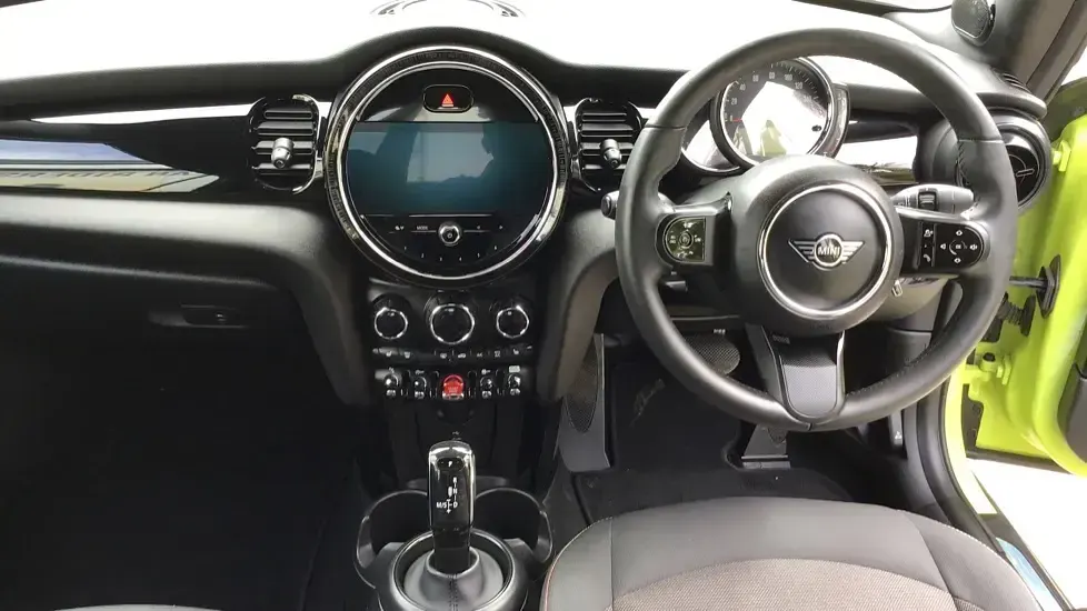 Used Mini Cooper Classic 134 HP (98 kW) 2022 Yellow Hatchback